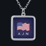 Anpassningsbar Monogrammed American Flagga Necklac Silverpläterat Halsband<br><div class="desc">Detta amerikanska Flagga är en underbar gåva för manar eller kvinnor. Designen kommer från originalteckningen.</div>