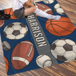 Anpassningsbar Monogrammed Blue-sport Fleecefilt<br><div class="desc">Perfekt för idrottare i alla åldrar och familjer för sportar. Håll dig varm vid kylig fotboll, fotboll, hockey- och basketsportspel och vrida upp på soffan med denna anpassningsbar monogrammerade fleece-filtar med flera idrottmönster. Innehåller en coola och en illustrerad illustrerad gräns mönster av sportens bollar och hockeypucks tillsammans med den moderna...</div>
