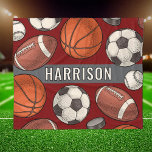 Anpassningsbar Monogrammed Deep Red Sports Fleecefilt<br><div class="desc">Perfekt för idrottare i alla åldrar och familjer för sportar. Håll dig varm vid kylig fotboll, fotboll, hockey- och basketsportspel och vrida upp på soffan med denna anpassningsbar monogrammerade fleece-filtar med flera idrottmönster. Innehåller en coola och en illustrerad illustrerad gräns mönster av sportens bollar och hockeypucks tillsammans med den moderna...</div>
