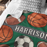 Anpassningsbar Monogrammed Grönt Sports Fleecefilt<br><div class="desc">Perfekt för idrottare i alla åldrar och familjer för sportar. Håll dig varm vid kylig fotboll, fotboll, hockey- och basketsportspel och vrida upp på soffan med denna anpassningsbar monogrammerade fleece-filtar med flera idrottmönster. Innehåller en coola och en illustrerad illustrerad gräns mönster av sportens bollar och hockeypucks tillsammans med den moderna...</div>