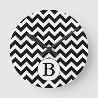 Anpassningsbar Monogrammed Large Black Chevron-des Rund Klocka