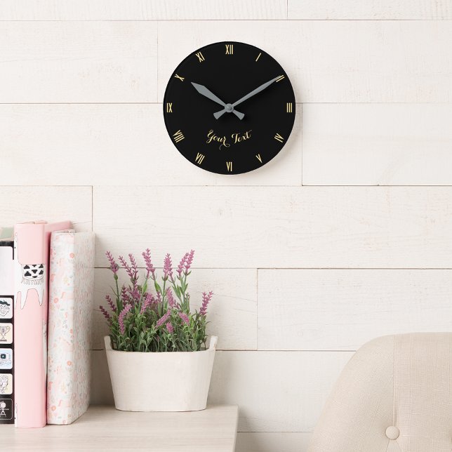 Anpassningsbar Monogrammed Modern Elegant Black Fa Rund Klocka (Custom Monogrammed Modern Elegant Black Faux Gold Round Clock)