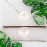 Anpassningsbar Monstera Monogram Bröllop Logotyp Runt Klistermärke<br><div class="desc">Anpassningsbar Monstera Monogram Bröllop Logotyp Classic Round Sticker,  spara datum</div>