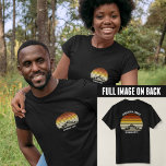 Anpassningsbar Mountain Sunset Road Resa Pocket &  T Shirt<br><div class="desc">Denna vintage av orangen i coola över rocky mountains i naturen gör en underbar bild av en uppsättning anpassade t-shirts för familjeåterförening, landsväg resa eller sommarsemester. Minneshögtidlighålla din helgdag-vecka med matchande garantier för mamma, pappa, bror och syster. Lägg bara till ditt eget efternamn och året med vår anpassning till verktyg....</div>