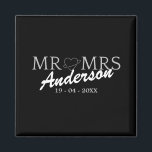 Anpassningsbar Mr. och Mrs. Bröllop Familjegåva Magnet<br><div class="desc">Det här är en bröllop-monogramdesign. Det är en perfekt gåva till par och det är en symbol för kärlek,  stöd och vänskap som alltid kommer att omge dem på deras resa genom giftermål.</div>