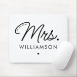 Anpassningsbar Mrs Est. Nytt Elegant-skript Musmatta<br><div class="desc">Personlig,  fru Modern Elegant,  skript Nyligen,  nya bröllopsgåvor!</div>