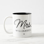 Anpassningsbar Mrs Est. Nytt Elegant-skript Två-Tonad Mugg<br><div class="desc">Personlig,  fru Modern Elegant,  skript Nyligen,  nya bröllopsgåvor!</div>