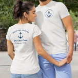 Anpassningsbar Nautical Navy Blue Kapten och Boat  T Shirt<br><div class="desc">Anpassningsbarnas nautisk skjortdesign har en enkel snyggt marin stil-design med blå kust på framsidan och baksidan med ankaraccent och välkomstmeddelande på baksidan. Anpassa anpassningsbarna till namn på båten,  båtägaren/kaptenen,  platsen eller annan föredragen ordalydelse. Det är möjligt att ändra marinblå färg.</div>
