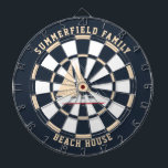 Anpassningsbar Nautical Sailing Family Beach House Darttavla<br><div class="desc">Kartbordsspel i familjen Nautisk tema med segelbåt och modern typografi som får en perfekt familj att träffas eller bara umgås med vänner. Perfekt för bilpartierna. Ta en titt på de andra matchande punkterna som T.ex. T. för resten av familjen - mamma, pappa, bror, syster och kusin. Båttillbehör, inklusive dörrmatta, dricksvattenprogram,...</div>