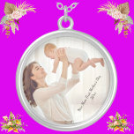 Anpassningsbar New mamma & Nyfödd bebis Photo Firs Silverpläterat Halsband<br><div class="desc">Anpassningsbar New mamma & Nyfödd bebis Photo First Mors dag Plated Necklace Det här är perfektens nya mamma och nyfödd baby-foto-silver-pläterade rundade halsband i låset för första Silver-dagen. Det här är den låsta presenten i fantastisk för ny mamma och nyfödd baby-foto för varje baby och mamma. Det här låset är...</div>