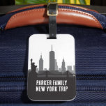 Anpassningsbar New York Resa Skyline Frihetsgudinn Bagagebricka<br><div class="desc">Anpassa chicens New York-resetaggar till din familj resa till det stora äpplet. Har en underbar svart och vit teckning på Manhattan-skylten och Frihetsgudinnan ovanför personligen. Coola skyscraper souvenir för resa.</div>