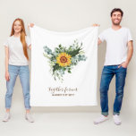 Anpassningsbar Newlyweds Rustic Sunblommor Eucalyp Fleecefilt<br><div class="desc">Lägg till din egen text som du vill för att anpassa den här fantastiska vattenfärgsillustrationen av solblommor,  eukalyptus löv och grönenergi. Idealisk bröllop-presentartikel för nylweder,  brudens sida,  bridesmaid,  maid of honor,  blomflicka,  mor av brud eller groom. Redigera texten till kostym.</div>