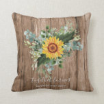 Anpassningsbar Newlyweds Rustic Sunblommor Eucalyp Kudde<br><div class="desc">Lägg till din egen text som du vill för att anpassa den här fantastiska vattenfärgsillustrationen av solblommor,  eukalyptus löv och grönenergi. Idealisk bröllop-presentartikel för nylweder,  brudens sida,  bridesmaid,  maid of honor,  blomflicka,  mor av brud eller groom. Redigera texten till kostym.</div>