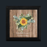 Anpassningsbar Newlyweds Rustic Sunblommor Eucalyp Minnesask<br><div class="desc">Grattisar på din förlovning! Vi önskar er en livstid fylld av lycka och glädje. Den här moderna designen och elegant bröllop är bara ett av de många designteman som finns i den här butiken och som skapas för att passa dina behov och din budget. Du kan redigera fälten för mallen...</div>
