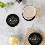 Anpassningsbar Nonnos Pub Home Pub-år etablerat Underlägg Papper Rund<br><div class="desc">Ge en speciell farfar med fantastisk anpassningsbar underlägg för Fars dag. Gör ett underbart tillägg till farpas heminstallation i pub, som innehåller "Nonno's Pub" och det år som fastställts på en vintage i logotypen stil pub. All text är anpassade. Växla smeknamnet eller byt ut pub mot pub om du vill....</div>