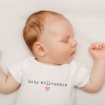 Anpassningsbar Nyfödd Efternamn Baby Shower Gift R T Shirt<br><div class="desc">Ge den perfekt personligens gåva till ett nyfödd bebis med den här charmerande kroppsdräkten från anpassningsbar baby! Denna minimalistiska rosa har namn och är ett känsligt hjärta för babyen och är en idealisk babyduschgåva eller en speciell present till nyfödda. Oavsett om du firar ett födelsetillkännagivande eller tittar för en tänkbar...</div>