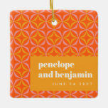 Anpassningsbar Orange Gult Retro Typography Bröllo Julgransprydnad Keramik<br><div class="desc">Anpassningsbar Modern Orange och Gult Retro Typography Bröllop Ceramic Ornamic</div>