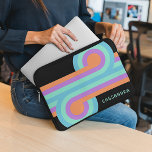 Anpassningsbar Orange Turcos Blue Lila Retro Mönst Laptop Fodral<br><div class="desc">Om du är tittar för ett laptop sleeve som kan skydda din bärbara dator och visa upp stil kanske du vill checka ut anpassadet laptop sleeve. Den här sleeven har en vacker contemporary-lila, lätt akvatisk grönt, turkos och himlar-blåa färgad-geometriska cirklar och linjer mönster mot svart bakgrund. Utformningen är inspirerad av...</div>
