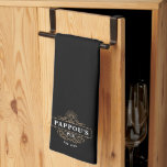 Anpassningsbar Pappous pub-år inrättat Kökshandduk<br><div class="desc">Ge en speciell farfar med den här fantastisk anpassningsbar kökshandduken till Fars dag eller morföräldradagen. Gör ett underbart tillägg till farpas hem pub, med texten "Pappous's Pub" och det år som fastställdes på en vintage stil pub logotyp. All text är anpassade. Växla smeknamnet eller byt ut pub mot pub om...</div>