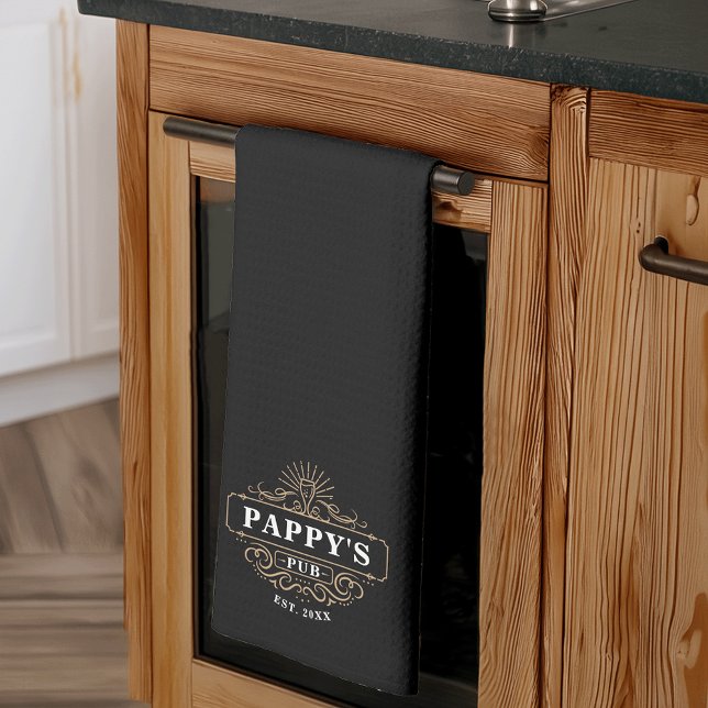 Anpassningsbar Pappys pub-år inrättat Kökshandduk (Skapare uppladdad)