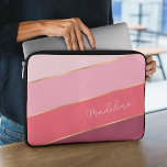 Anpassningsbar Pastel Ro  Dusty Rosa Stripe Art Laptop Fodral<br><div class="desc">Behålla den nya elektroniska enheten säker från skruvar och repor med den här snyggten skyddande contemporary med gigantisk rosa färgad strimlad vatten-resistent neoprene laptop sleeve med zipper. Med utrymme att anpassa med namn, monogram eller initialer efter eget val. Vacker, modern och coola täckning för den trendomsavundna och konsthungande höftledaren, eller...</div>