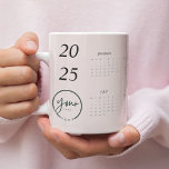 Anpassningsbar Pastel Rosa 2025-kalender med Logot Jumbo Mugg<br><div class="desc">Sip i stil medan du organiserar dig med den här anpassningsbarna pastel rosa 2025-kalendern mugg med din logotyp. Designat med en mjuk bakgrund för pastellernas rosa och en elegant kalenderlayout kombinerar mugg elegans och funktioner. Perfekt för att marknadsföra ditt varumärke eller företag. logotypen för personlig ger en unik och professionell...</div>
