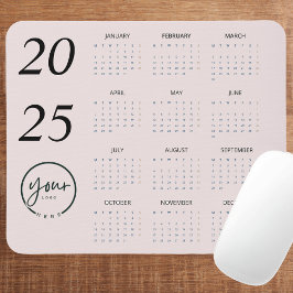 Anpassningsbar Pastel Rosa 2025-kalender med Logot Musmatta