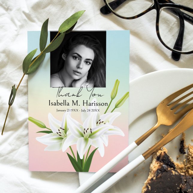 Anpassningsbar Photo and Lilies Funeral Tack Kort (Skapare uppladdad)