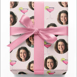 Anpassningsbar Photo Ansikte & Cocktail | Personli Presentpapper<br><div class="desc">Gör presentens ge extra-roligt med den här Anpassningsbarna Foto Ansikte & Cocktail Personlig Rosa Wrapping Papper! 🎁 ✨ Överför ditt favoritfoto från ansikte och skapa ett superskoj- och snyggt-design med ett uppspelningsbart cocktail på trendigets rosa-bakgrund. Perfekt för möhippor, födelsedagar, möhippor, nattgåvor för flickor eller någon roligt firande, detta unika papper...</div>