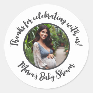 Anpassningsbar Photo Baby Shower Modern Script Tac Runt Klistermärke