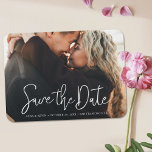 Anpassningsbar Photo Bröllop spara datum Magnet<br><div class="desc">Den här enkla, snyggt moderna fotot-bröllop spara datum-magnetmallen har "Spara datumet" i ett mycket modernt skript med ditt första språk namn, date och bröllop på en enda rad nedanför den. Texten är skarp vit. Lägg till ditt favoritfoto och dina detaljer för att göra den här chicen till ett bröllop spara...</div>