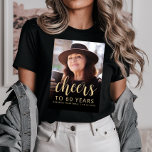 Anpassningsbar Photo Cheers 60:e Födelsedagsfesten T Shirt<br><div class="desc">Den här 60:e födelsedagsfestens t-shirt har hederets foto med en textövertäckning av guld färgad. "Bedragare" i ord visas i kalligrafiskript för elegant guld-färgad, följt av "till 60 år" och gästen för hedersans namn och födelsedag i sans serif font. Med en mörk skärm kan du göra så att texten visas. Ett...</div>