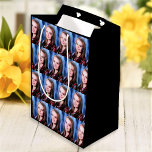 Anpassningsbar Photo Collage Personlig<br><div class="desc">Ladda upp ett foto och skapa enkelt din personlig presentväska. Klicka på ANPASSA YTTERLIGARE om du vill ändra bakgrunden till färg. Du kan ÖVERFÖRA DESIGN på andra Zazzle-produkter och justera den så att den passar de flesta Zazzle-objekt. StandardStudio-design görs i vektorgrafik med hög upplösning för utskrift av professioneller. Tack för...</div>