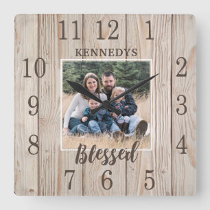 Anpassningsbar Photo Family Namn Rustic Wood Farmh Fyrkantig Klocka