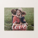 Anpassningsbar Photo Kärlek skript Mamma Pussel<br><div class="desc">Ge är en minnesvärd gåva med sitt favoritfoto och skräddarsy det här pusslet med ett modernt skript för ord "Kärlek". Sköt henne på mors dag,  hennes födelsedag,  jul eller bara för att.</div>