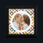 Anpassningsbar Photo Modern Colorful Personlig Minnesask<br><div class="desc">Anpassningsbar Photo Modern Colorful Personlig Gift Box har en färgstark modern geometrisk mönster med ditt favoritfoto i mitten. PHOTO TIP: centrera fotot innan du laddar upp det till Zazzle. Designad av Evco Studio www.zazzle.com/store/evcostudio</div>