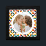Anpassningsbar Photo Modern Colorful Personlig Minnesask<br><div class="desc">Anpassningsbar Photo Modern Colorful Personlig Gift Box har en färgstark modern geometrisk mönster med ditt favoritfoto i mitten. PHOTO TIP: centrera fotot innan du laddar upp det till Zazzle. Designad av Evco Studio www.zazzle.com/store/evcostudio</div>