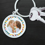 Anpassningsbar Photo Modern Colorful Personlig Rund Silverfärgad Nyckelring<br><div class="desc">Anpassningsbar Fotomodern färgstark nyckelkedja för Personlig har ett färgstarkt modernt geometriskt mönster med ditt favoritfoto i mitten. PHOTO TIP: centrera fotot innan du laddar upp det till Zazzle. Perfekt som en gåva till mamma,  pappa,  farföräldrar,  vänner,  familj med mera. Designad av Evco Studio www.zazzle.com/store/evcostudio</div>