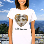 Anpassningsbar Photo Namn Text Personlig T Shirt<br><div class="desc">Ladda upp ett foto, lägg till text och skapa personligens fotot-shirt på ett enkelt sätt. Klicka på ANPASSA YTTERLIGARE om du vill ändra texten färg. Du kan ÖVERFÖRA DESIGN på andra Zazzle-produkter och justera den så att den passar de flesta Zazzle-objekt. StandardStudio-design görs i vektorgrafik med hög upplösning för utskrift...</div>