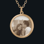 Anpassningsbar Photo Pendant Necklace Guldpläterat Halsband<br><div class="desc">Anpassa det här halsbandet med ett speciellt foto. Dessa ger underbara minnesmärken och gåvor till nära och kära, eller särskilda tillfällen som födelsedagar, bröllop och helgdag. Om du vill ändra storlek på eller flytta fotot klickar du på knappen Anpassa det. Då övergår du till redigeringsläge och kan justera fotot. Du...</div>