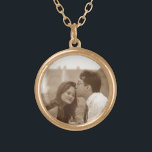 Anpassningsbar Photo Pendant Necklace Guldpläterat Halsband<br><div class="desc">Anpassa det här halsbandet med ett speciellt foto. Dessa ger underbara minnesmärken och gåvor till nära och kära, eller särskilda tillfällen som födelsedagar, bröllop och helgdag. Om du vill ändra storlek på eller flytta fotot klickar du på knappen Anpassa det. Då övergår du till redigeringsläge och kan justera fotot. Du...</div>