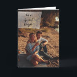 Anpassningsbar Photo Personlig Bröllop Grattisar Kort<br><div class="desc">Ladda upp ett eget foto för att skapa ett speciellt kort för bröllop eller något tillfälle. All text på det här hälsningskortet är redo för anpassningsbarnas beröring så att du kan lägga till dina egna känslor för olika tillfälle. På kortets framsida visas den svarta skriptbokstaven mot en tryckt, genomskinlig vit...</div>