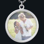 Anpassningsbar Photo Personlig Silverpläterat Halsband<br><div class="desc">Lägg till fotot på anpassningsbarnas personlig i det här halsbandet för att ta med dina nära och kära överallt! Skulle ge en underbar gåva till nya mor, Mors dag, jul, årsdagar, mormödrar, din bästa vän eller någon annan speciell person i ditt liv. Klicka på knappen "Anpassa" för att lägga till...</div>