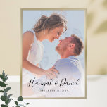 Anpassningsbar Photo Poster med Whimsical Script<br><div class="desc">Anpassa det här fotot för anpassningsbarna poster med ditt favoritfoto! Vi har tagit med provtext i svart, inklusive första namn i ett livligt vismiskt skript. Men känn dig inte begränsad av vårt föredömliga format att använda först namn och ett datum! Du kan ersätta exemplet namn och datum med vilken typ...</div>