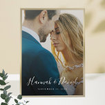 Anpassningsbar Photo Poster med Whimsical Script<br><div class="desc">Anpassa det här fotot för anpassningsbarna poster med ditt favoritfoto! Vi har inkluderat exempeltext i vitt, inklusive första namn i ett livligt vismiskt skript. Men känn dig inte begränsad av vårt föredömliga format att använda först namn och ett datum! Du kan ersätta exemplet namn och datum med vilken typ av...</div>