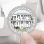 Anpassningsbar Photo Vi har flyttat-Returetiketter Runt Klistermärke<br><div class="desc">Lägg till en elegant som avslutar beröring om du vill byta adress-meddelanden och annan korrespondens med dessa Vi har flyttat / Jag har Flyttat runda klistermärken. All text kan anpassas och bild kan ändras så att anpassningsbarnas bild visas. (IMAGE PLACEMENT TIP: Ett enkelt sätt att centrera ett foto exakt som...</div>