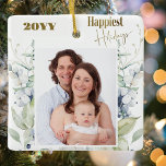 Anpassningsbar Photo, vilket år som helst, Happies Julgransprydnad Keramik<br><div class="desc">Anpassa denna vackra helgdag med ditt eget foto och år! Utformning med gyllene faux-folie med frasen "Happiest Helgdagars" och vackra vintergröna vintrar. Utformning både framtill och baktill. En del av vår "Happiest Helgdagars Winter Greenery"-samling med en mängd olika samordningsprodukter tillgängliga.</div>