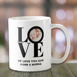 Anpassningsbar Photo We Kärlek You Pappa Fars dag Kaffemugg<br><div class="desc">Det här är vi Kärlek You Pappa Photo Mugg som är dekorerat med ord KÄRLEK i fet svart typografi. Anpassade enkelt med ditt foto och namn. Gör en underbar Fars dag-gåva.</div>