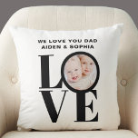 Anpassningsbar Photo We Kärlek You Pappa Fars dag Kudde<br><div class="desc">Det här är vi Kärlek,  Pappa Foto Pillow är dekorerat med KÄRLEK i ord i fet svart typografi. Anpassade enkelt med ditt foto och namn. Gör en underbar Fars dag-gåva.</div>