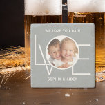 Anpassningsbar Photo We Kärlek You Pappa Fars dag  Stenunderlägg<br><div class="desc">Det här är vi Kärlek. Du Underlägg Pappa Photo Stone dekoreras med ord KÄRLEK i vit typografi på snyggtens grått-bakgrund. Anpassade enkelt med ditt foto och namn. Gör en underbar Fars dag-gåva.</div>